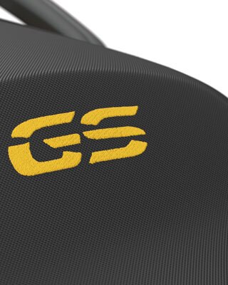 Желтая надпись GS на сиденье