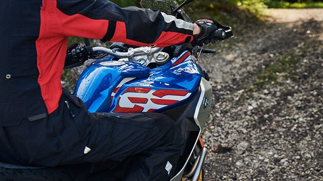 Большой топливный бак нового мотоцикла BMW F 850 GS Adventure емкостью 23 литра