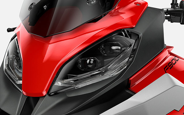 Адаптивная светодиодная фара F 900 XR.