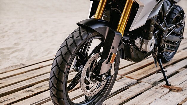 G 310 GS, золотая анодированная перевернутая вилка.