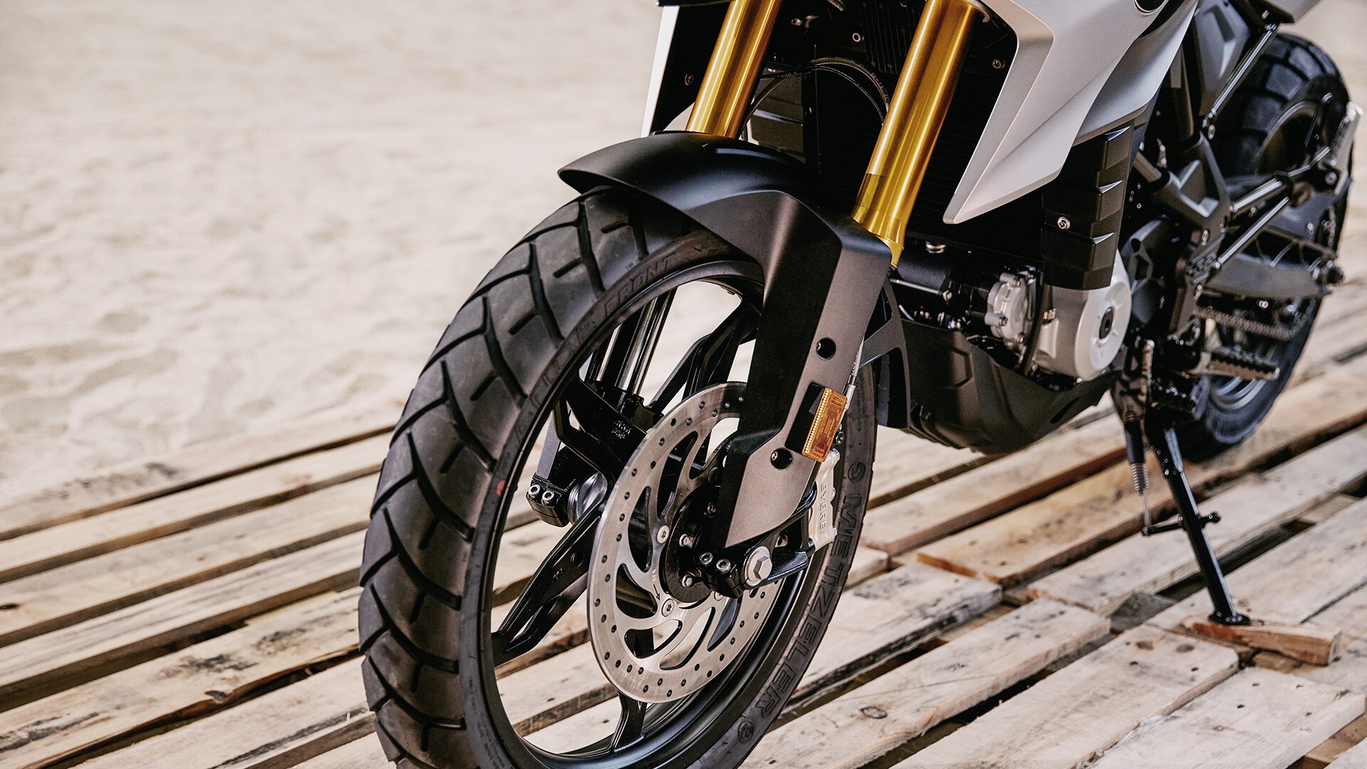 G 310 GS, золотая анодированная перевернутая вилка.