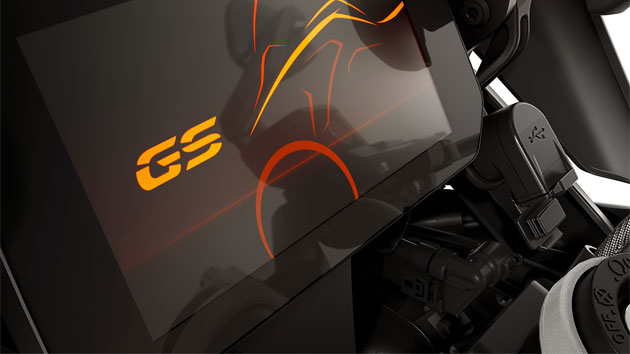 На фото — кокпит R 1250 GS с TFT-дисплеем.