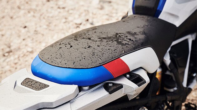 Комфортная посадка за рулем BMW R 1250 GS.