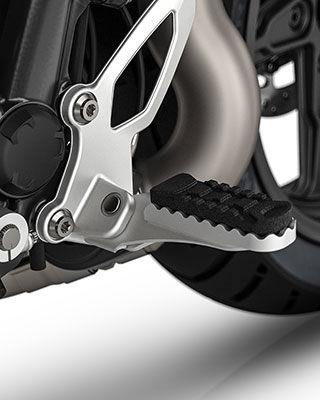 На фото: подножки R nineT Scrambler.