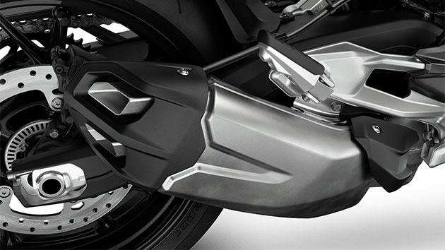 Короткая выхлопная система подчеркивает динамичность F 900 R.