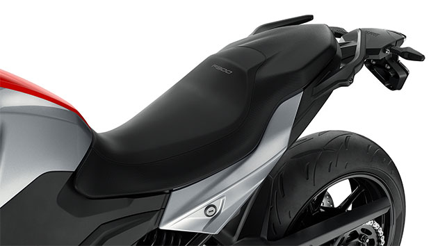 Сиденье F 900 R. Шесть моделей сиденья разной высоты позволяют любому выбрать подходящий вариант.