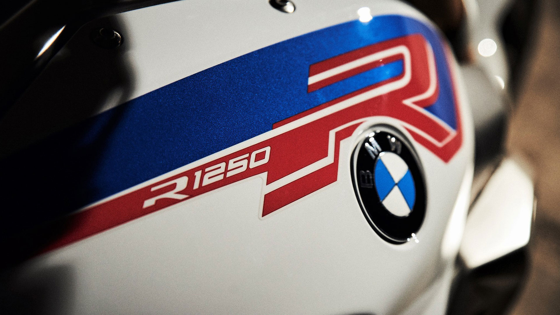BMW R 1250 R в исполнении Sport с баком в центре внимания