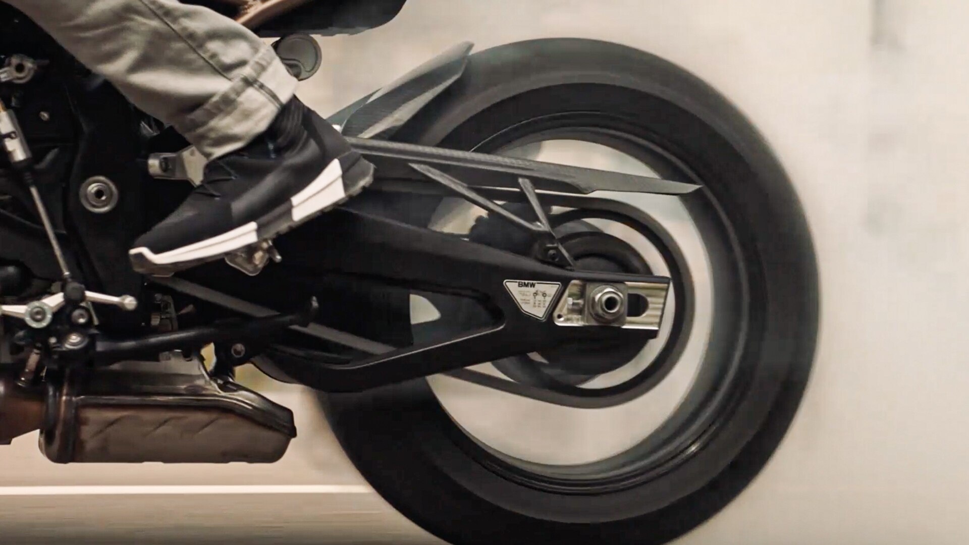 На фото: последовательность движения S 1000 R.