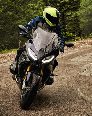 R 1250 RS в повороте