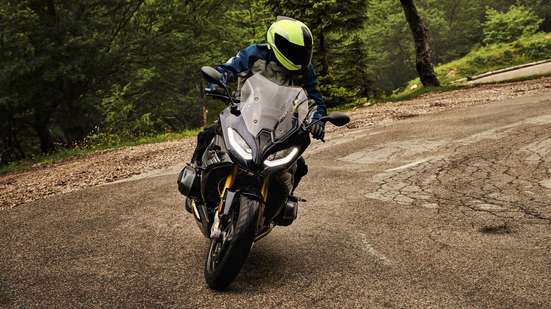 R 1250 RS в повороте